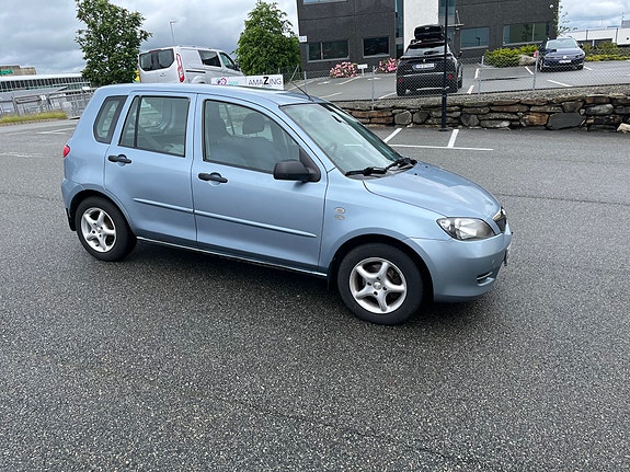 Mazda 2 4 of 5
