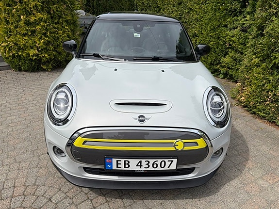 MINI Cooper SE 2 of 5