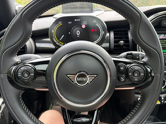 MINI Cooper SE 4 of 5