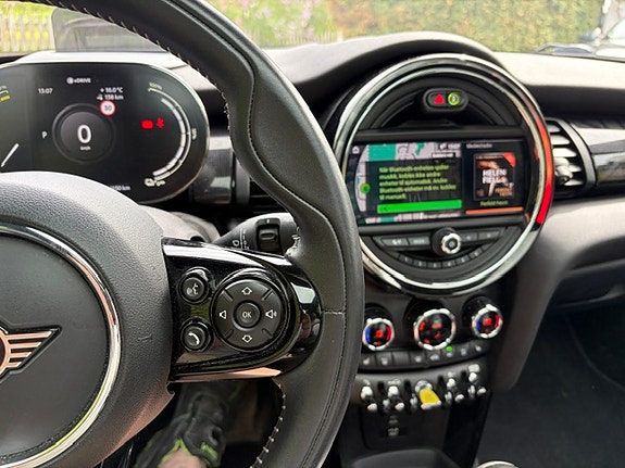 MINI Cooper SE 3 of 5