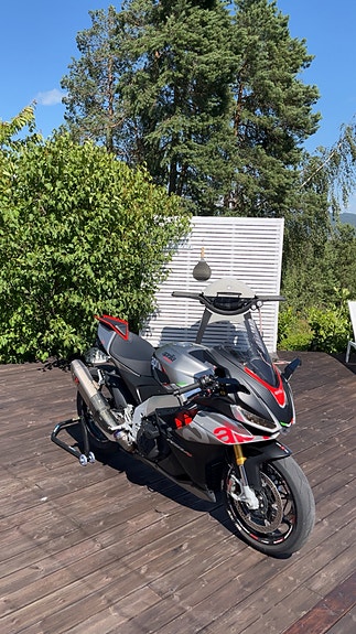 Aprilia RSV4 2 of 5