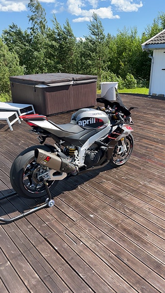 Aprilia RSV4 3 of 5