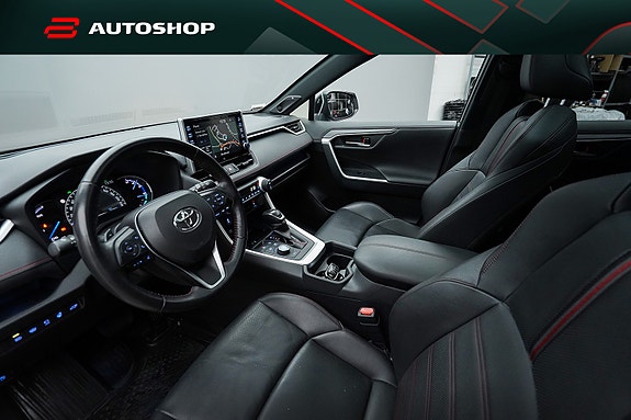 Toyota RAV4 Plug-in Hybrid 2 of 5