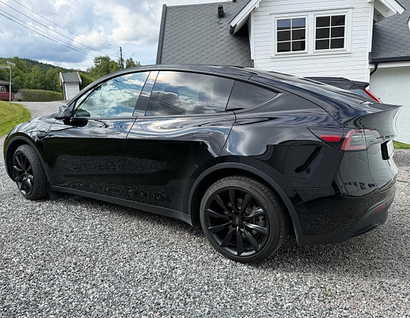Tesla Model Y 5 of 5