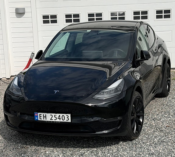 Tesla Model Y 3 of 5