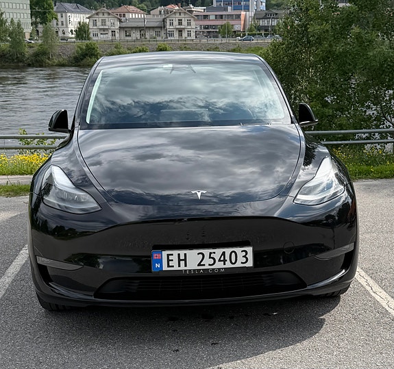 Tesla Model Y 4 of 5