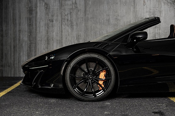 McLaren Artura 10 of 30