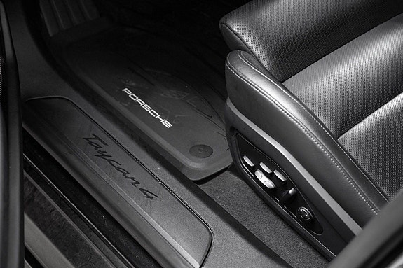 Porsche Taycan 4 20 of 30