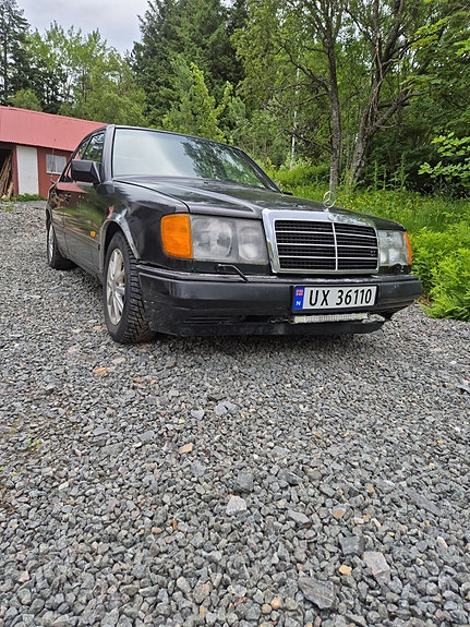 Mercedes-Benz 200 2 of 16