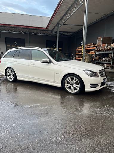 Mercedes-Benz C200 3 of 5