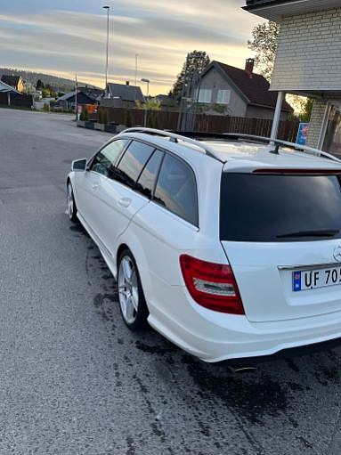 Mercedes-Benz C200 2 of 5