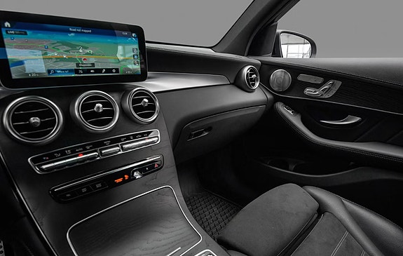 Mercedes-Benz GLC300 e 14 of 30
