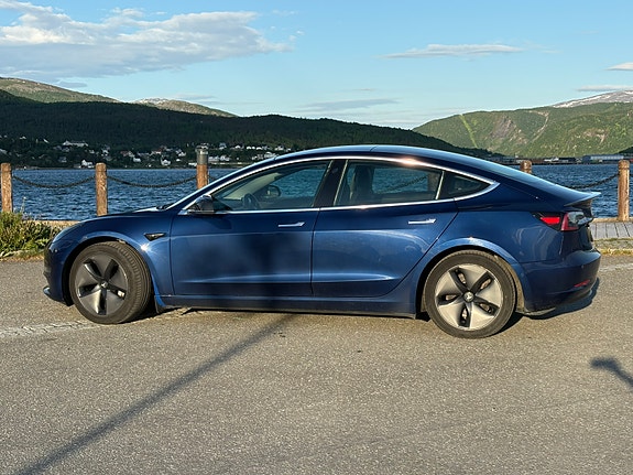 Tesla Model 3 4 of 5
