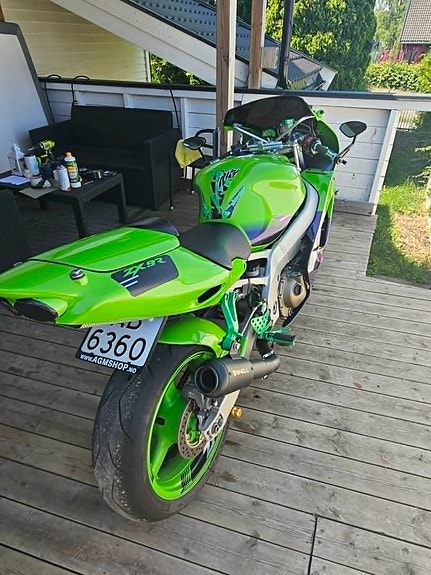 Kawasaki Ninja ZX-9R 2 of 5