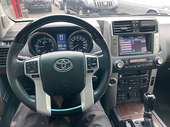 Toyota Land Cruiser 10 of 30