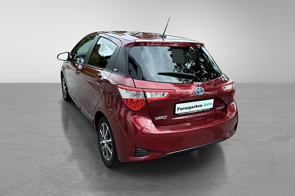 Toyota Yaris 12 of 30