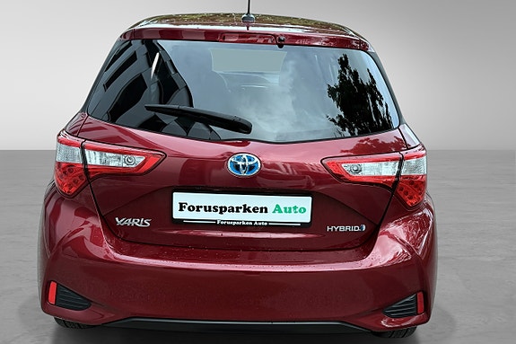 Toyota Yaris 11 of 30