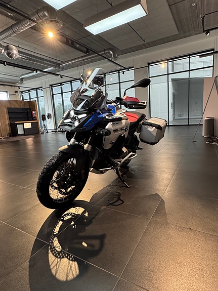 BMW R 1300 GS Adventure 4 of 8