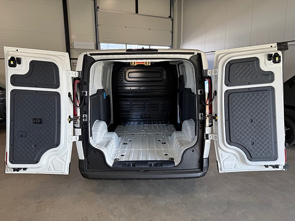 Kia PV5 8 of 17