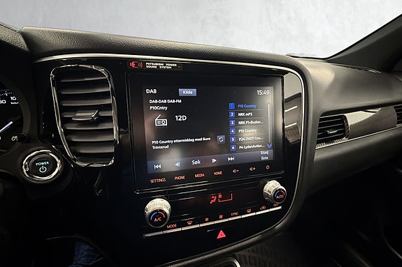 Berøringsskjerm , klimaanlegg og DAB+ radio.