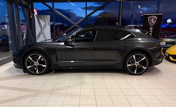 Porsche Taycan Cross Turismo 2 of 30