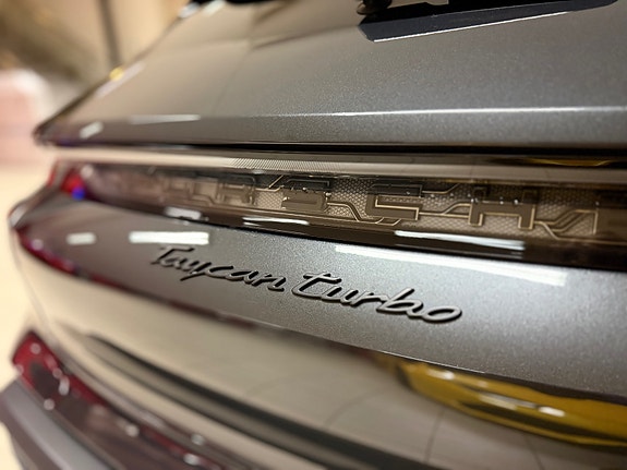 Porsche Taycan Cross Turismo 9 of 30