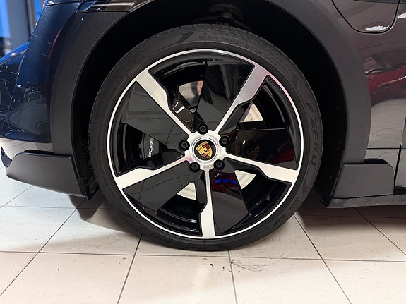 Porsche Taycan Cross Turismo 8 of 30