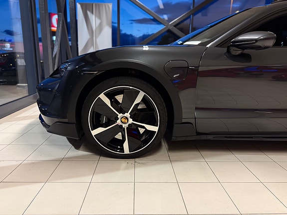 Porsche Taycan Cross Turismo 7 of 30