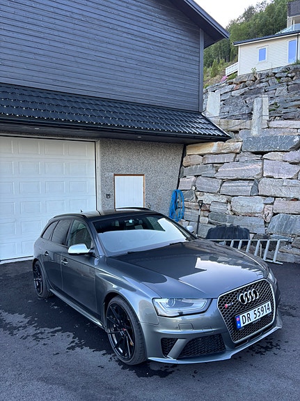Audi RS4 2 of 5