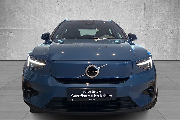 Volvo XC40 2 of 5