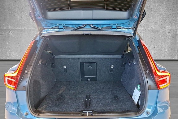 Volvo XC40 4 of 5