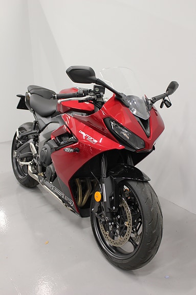 Triumph Daytona 660 2 of 15