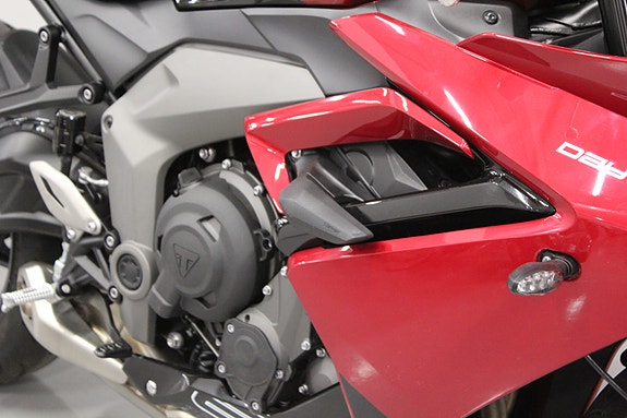 Triumph Daytona 660 8 of 15