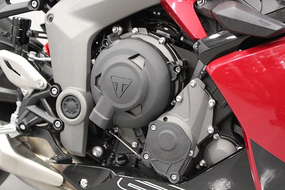 Triumph Daytona 660 9 of 15
