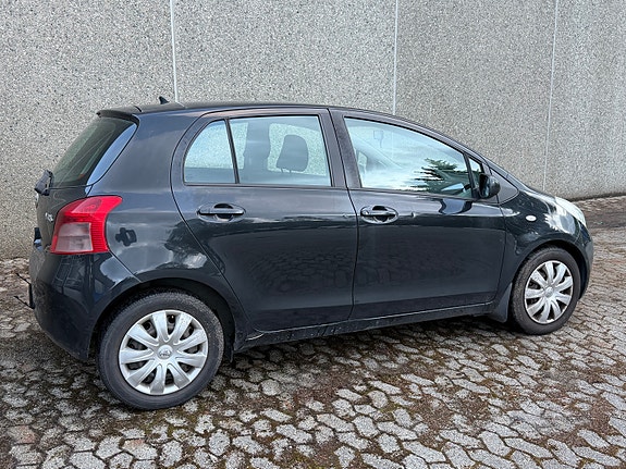 Toyota Yaris 8 of 30