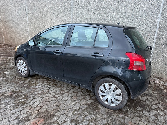 Toyota Yaris 15 of 30