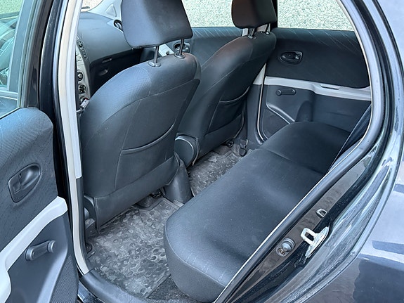 Toyota Yaris 24 of 30