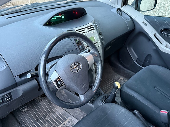 Toyota Yaris 21 of 30