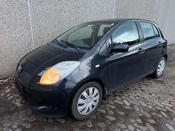 Toyota Yaris 18 of 30