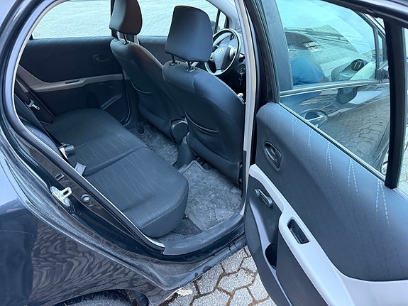 Toyota Yaris 28 of 30