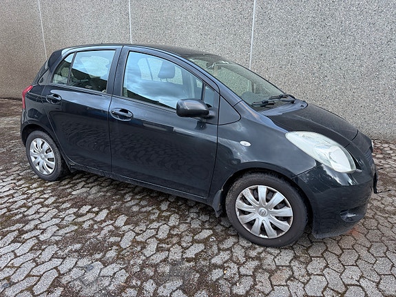Toyota Yaris 5 of 30