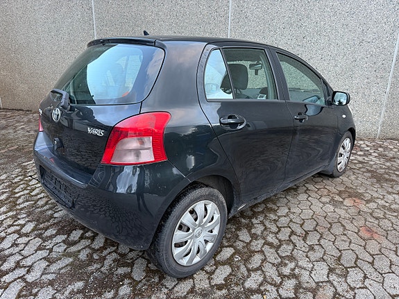 Toyota Yaris 11 of 30