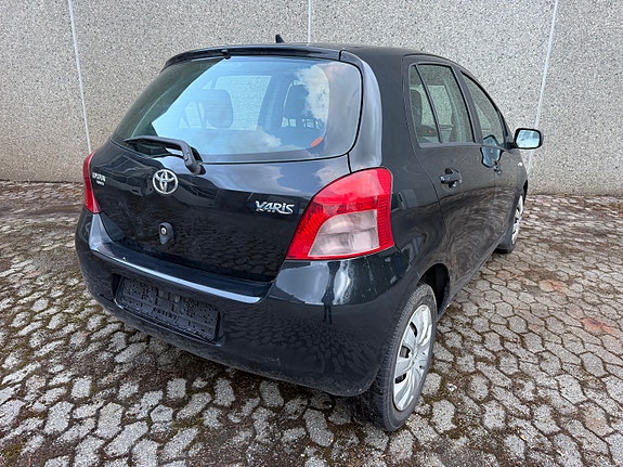 Toyota Yaris 12 of 30