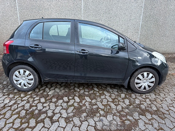 Toyota Yaris 6 of 30