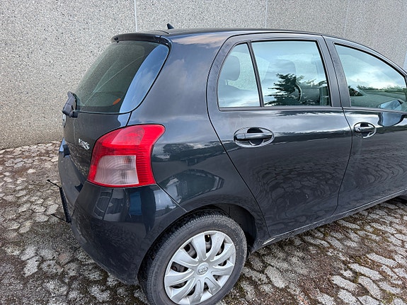 Toyota Yaris 7 of 30