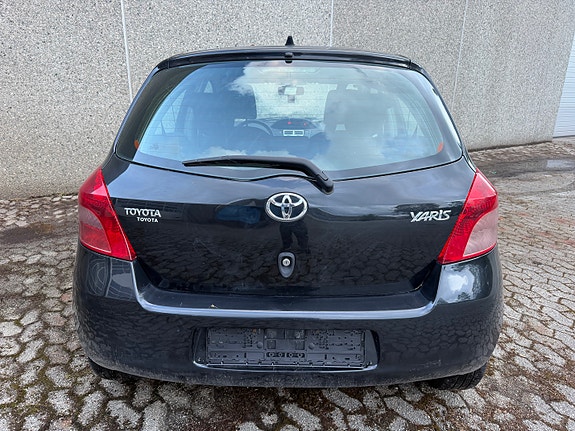 Toyota Yaris 13 of 30