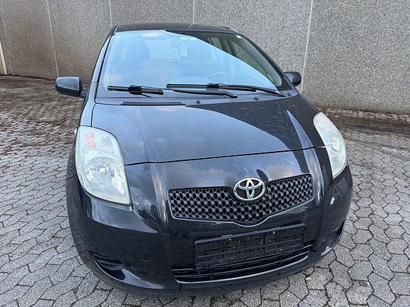 Toyota Yaris 4 of 30