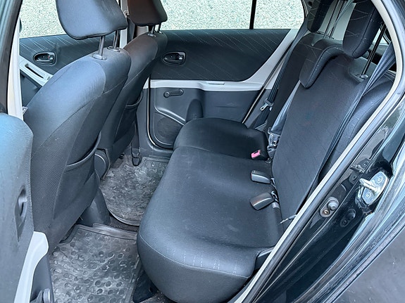 Toyota Yaris 25 of 30