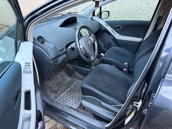 Toyota Yaris 19 of 30