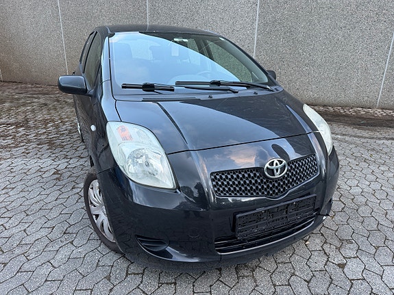 Toyota Yaris 3 of 30